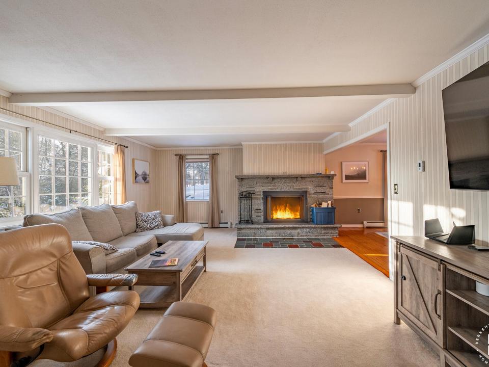 CapeCodOnFletcherFarm_LR_Fireplace