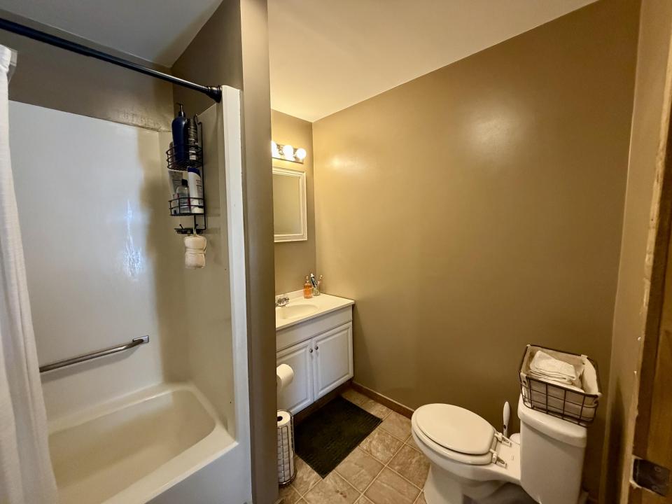 Full Bathroom 1
