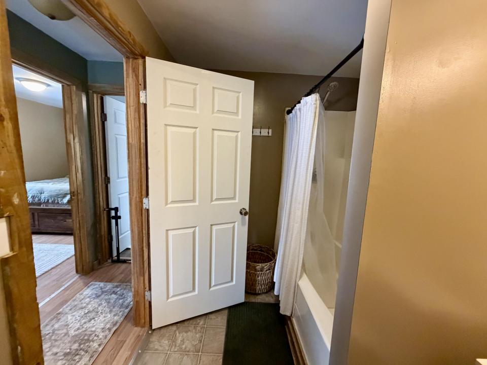 Full Bathroom 1