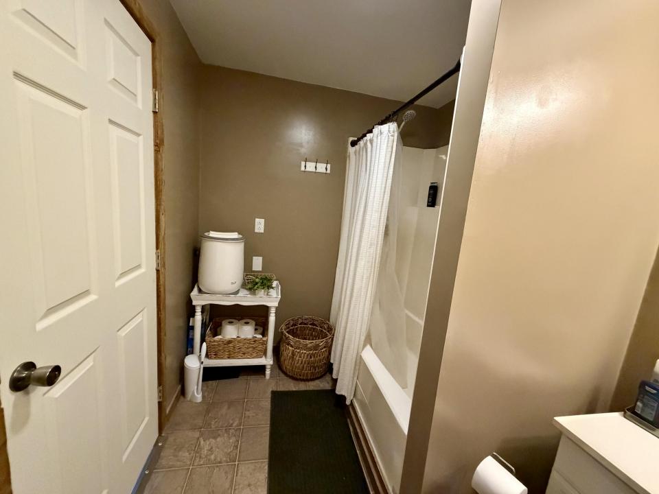 Full Bathroom 1