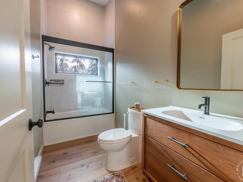 LakePlacidHomeOnLambs_Bathroom2