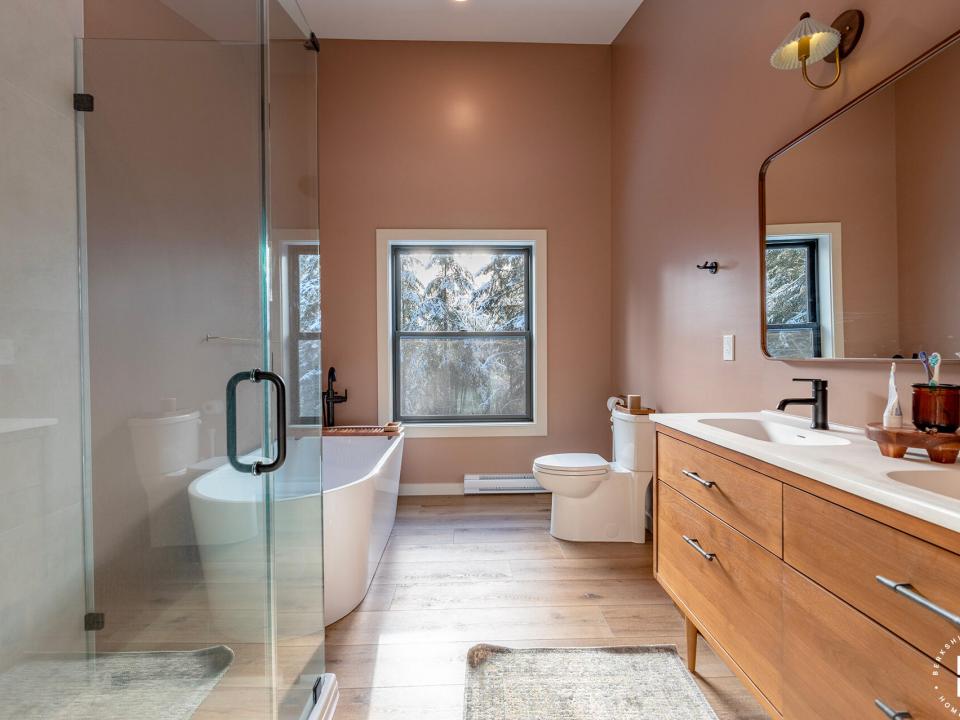 LakePlacidHomeOnLambs_Bathroom3