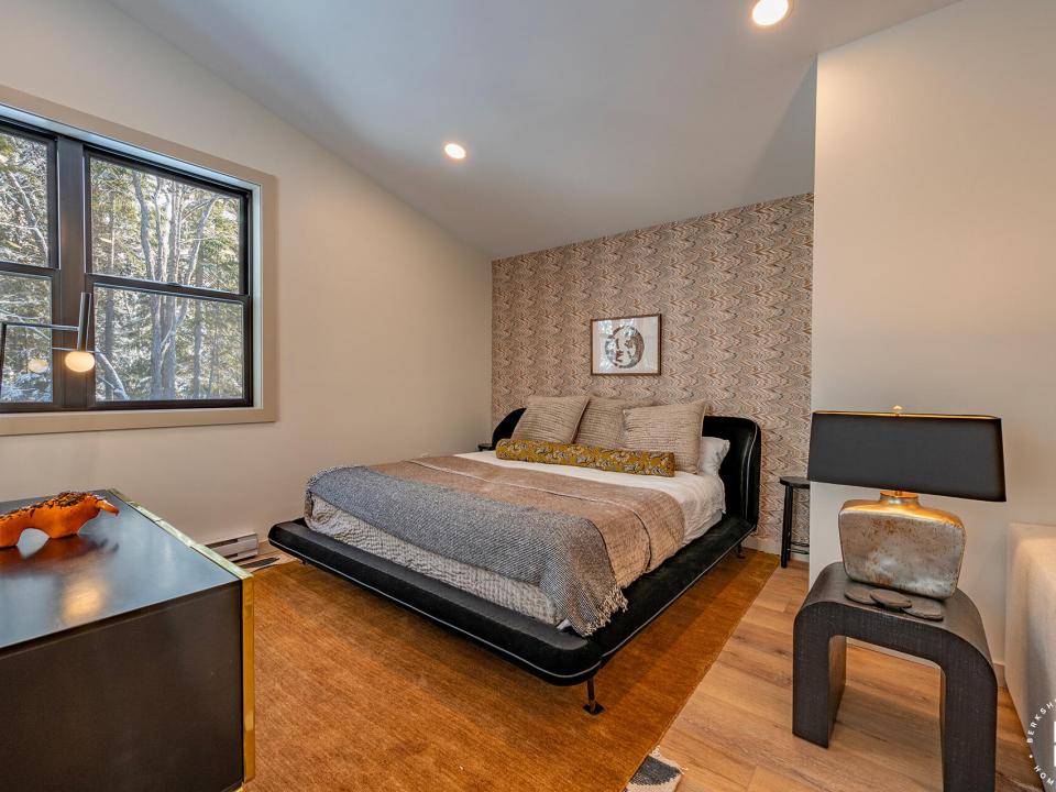 LakePlacidHomeOnLambs_GA_Bed