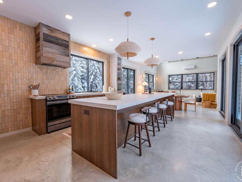 LakePlacidHomeOnLambs_Kitchen_L