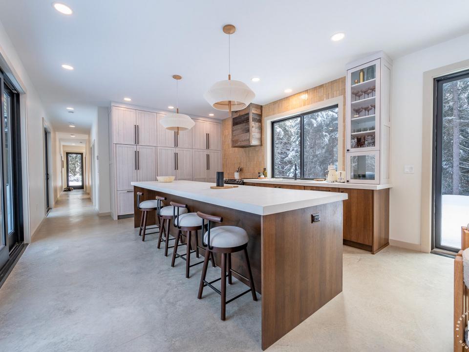 LakePlacidHomeOnLambs_Kitchenn_R