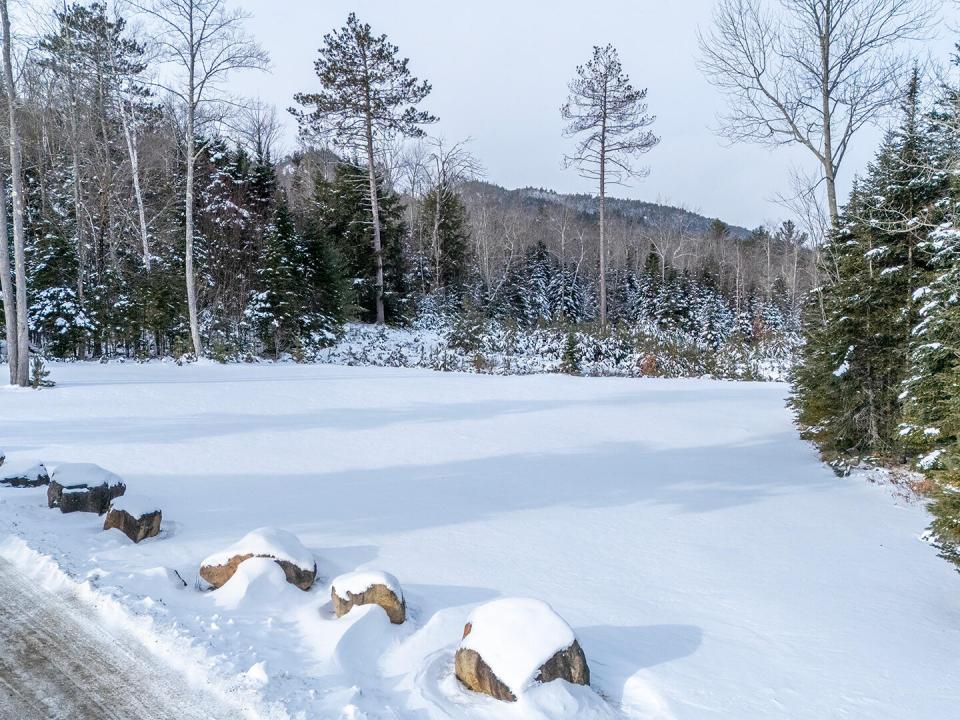 KeeneChaletOn9N_A_Yard