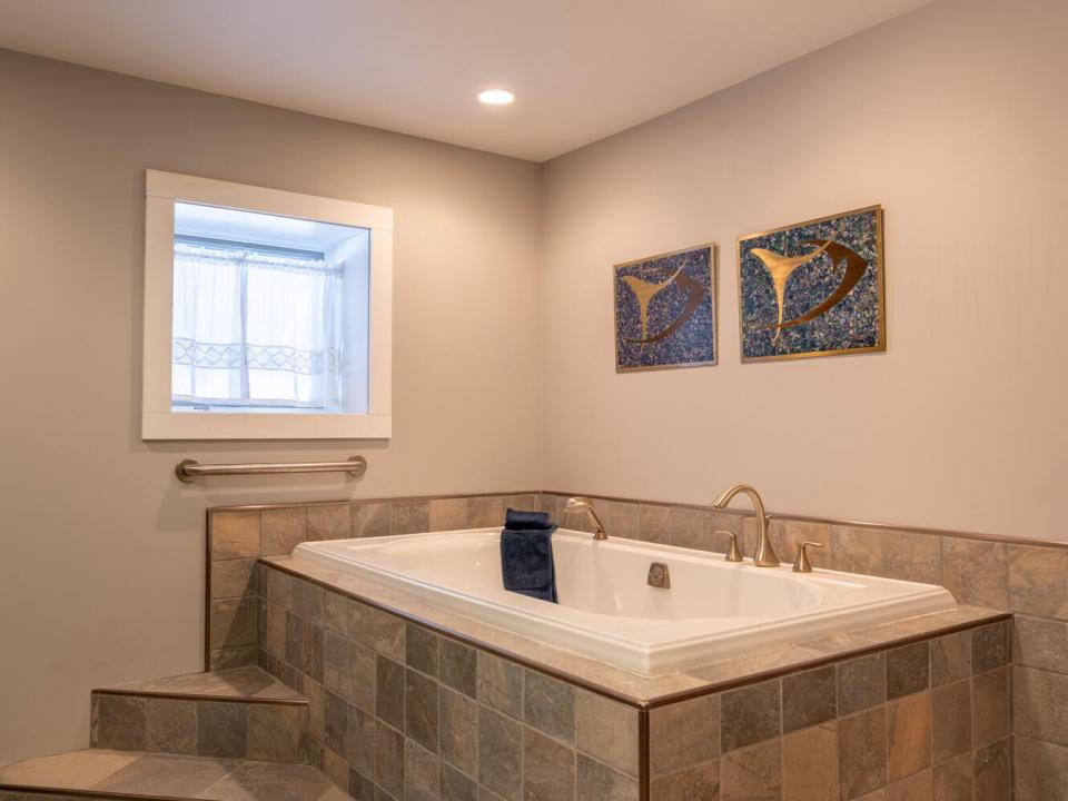 KeeneChaletOn9N_Bathroom4_Bath