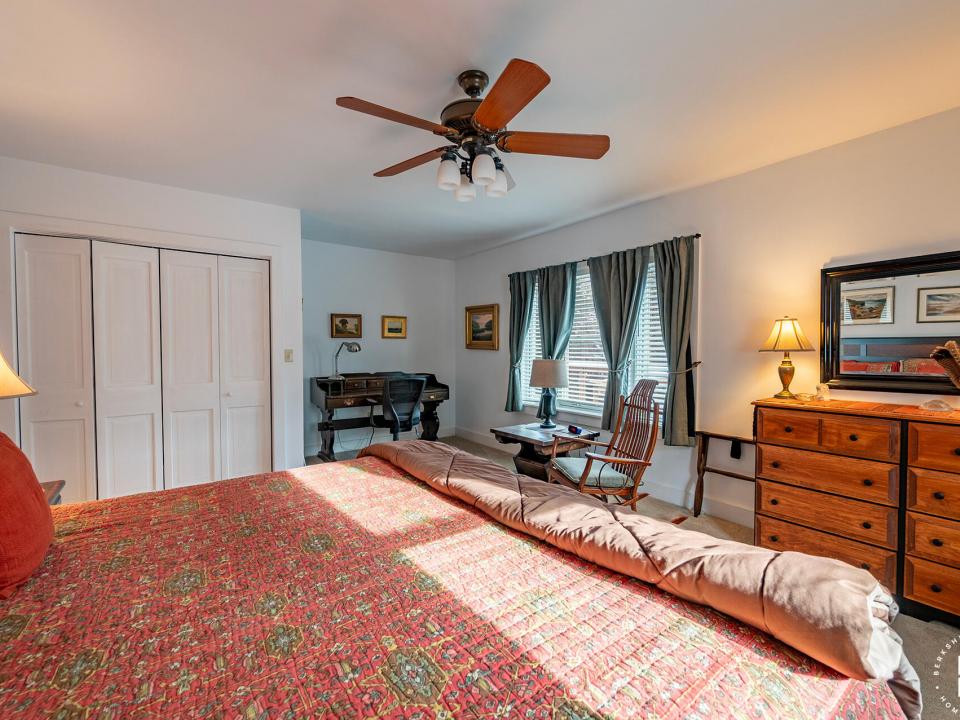 KeeneChaletOn9N_Bedroom1_Desk