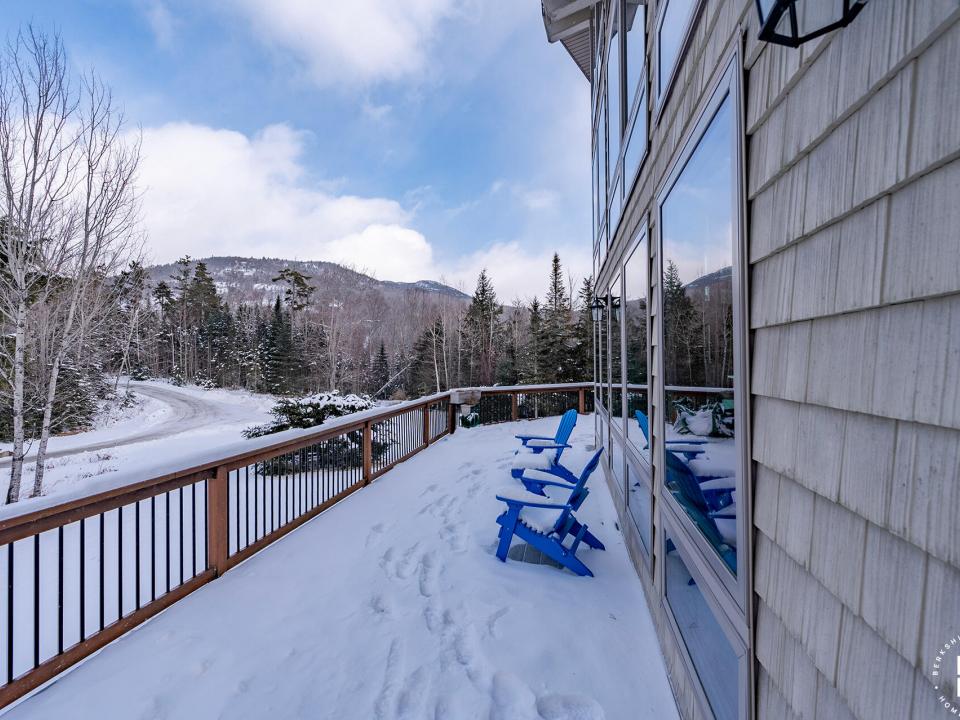 KeeneChaletOn9N_Front_Deck