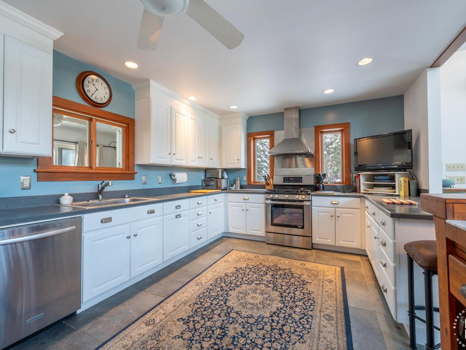 KeeneChaletOn9N_Kitchen_Stove