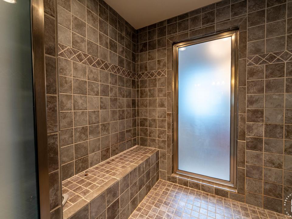 KeeneChaletOn9N_Shower_Between_Bath2_3_B