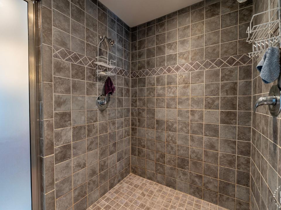 KeeneChaletOn9N_Shower_Between_Bath2_3