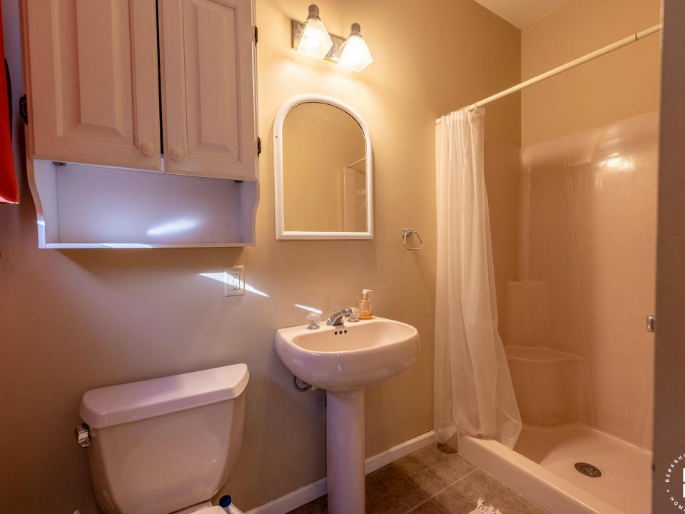 ApartmentBuildingOnElm_Apt1_Bathroom