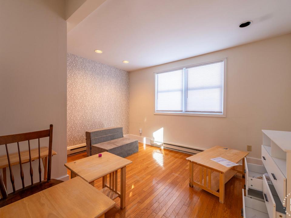 ApartmentBuildingOnElm_Apt1_Bedroom