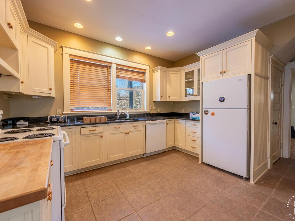 ApartmentBuildingOnElm_Apt1_Kitchen