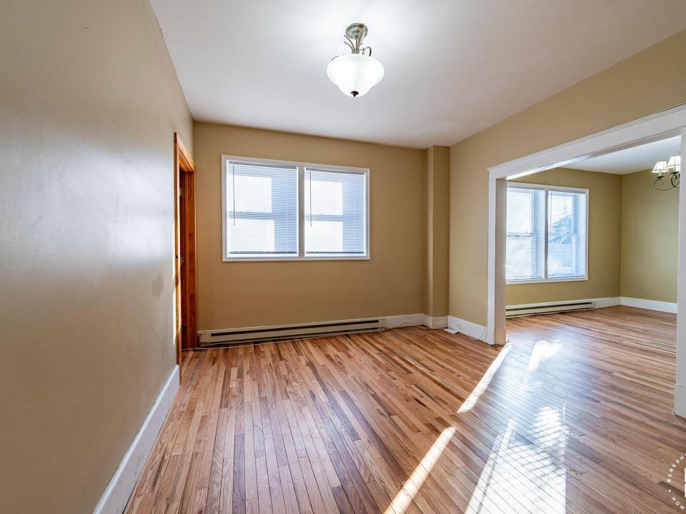 ApartmentBuildingOnElm_Apt1_LR_From_Entr