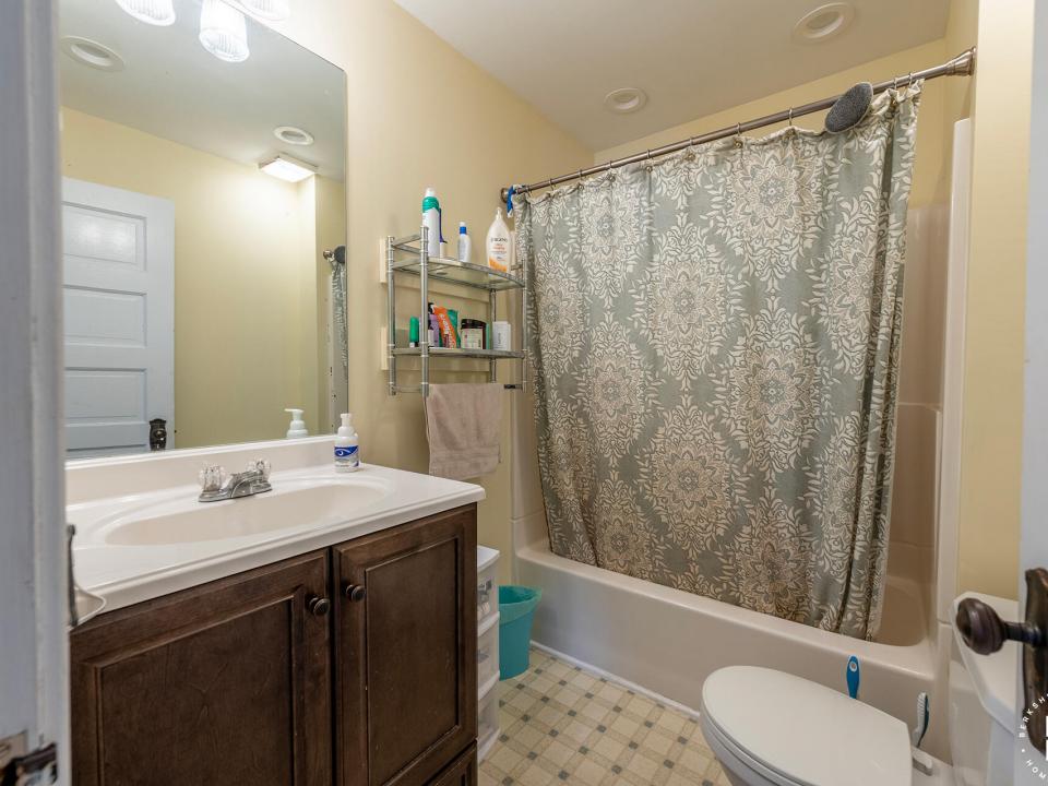 ApartmentBuildingOnElm_Apt2_Bathroom