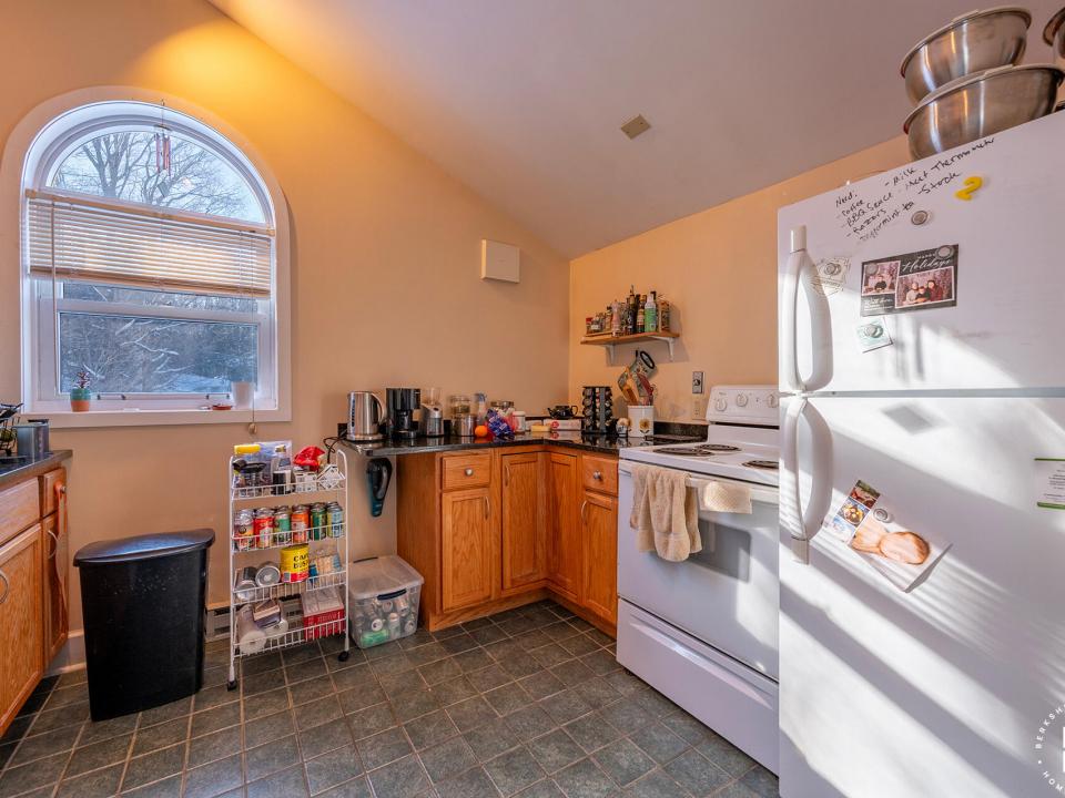 ApartmentBuildingOnElm_Apt2_Kitchen_R