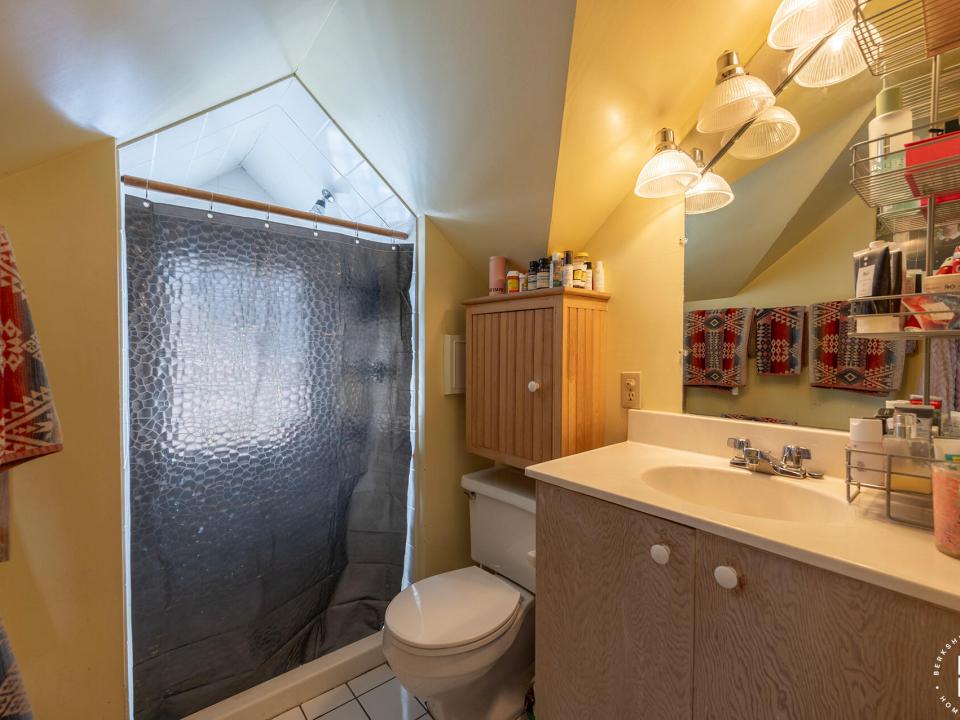 ApartmentBuildingOnElm_Apt3_Bathroom