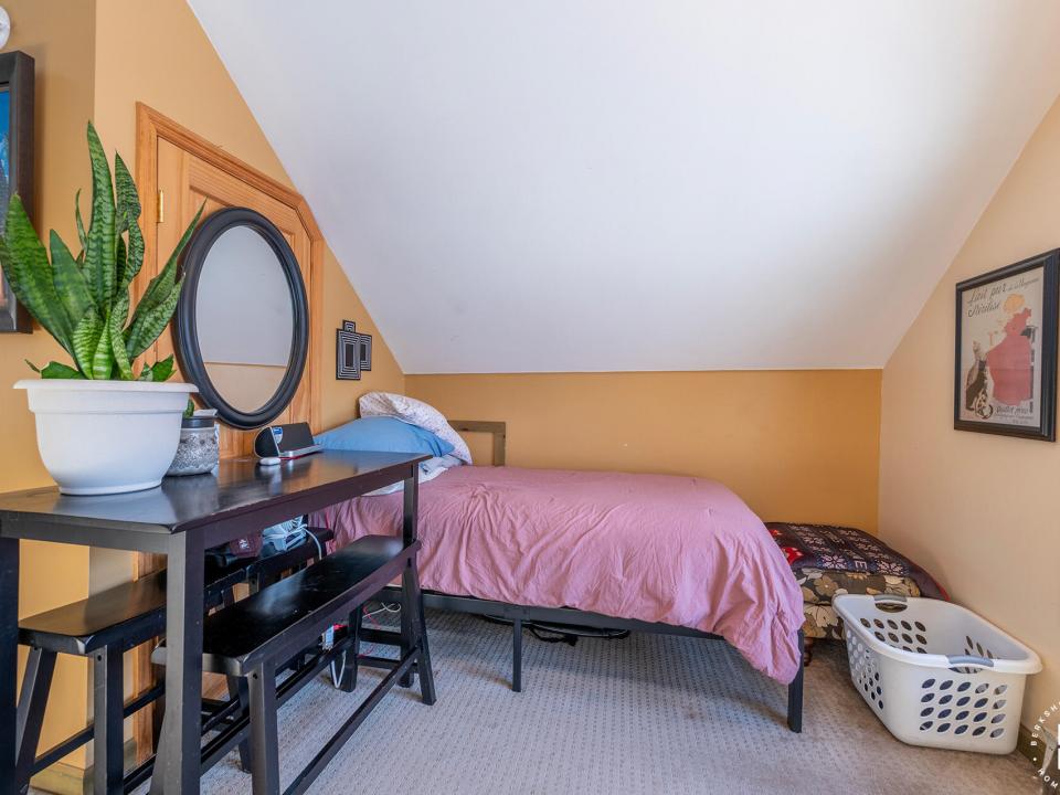 ApartmentBuildingOnElm_Apt3_Bedroom