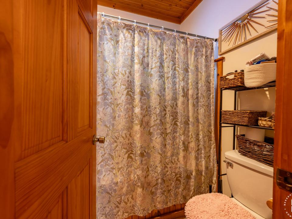 ApartmentBuildingOnElm_Cottage_Bathroom