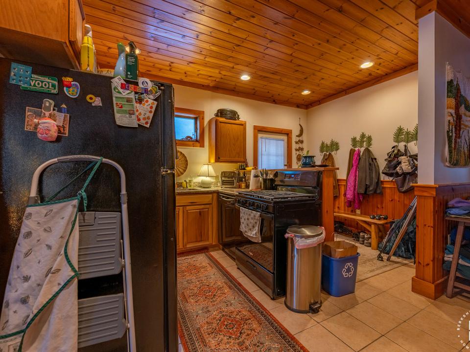 ApartmentBuildingOnElm_Cottage_Kitchen