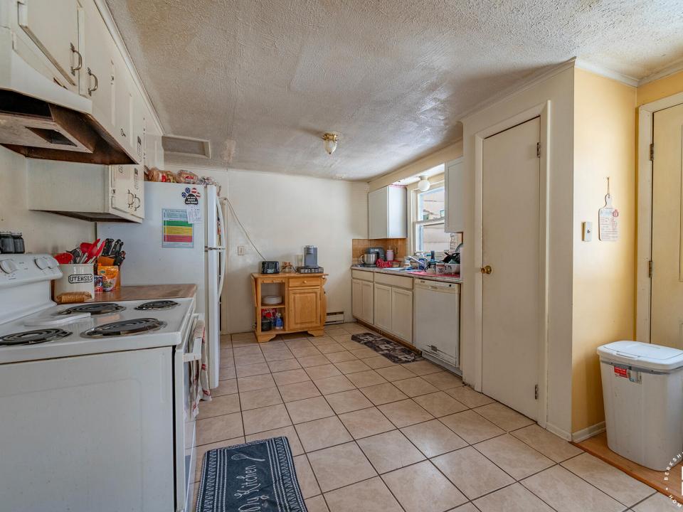 HomeOnIndianRock_Kitchen_R