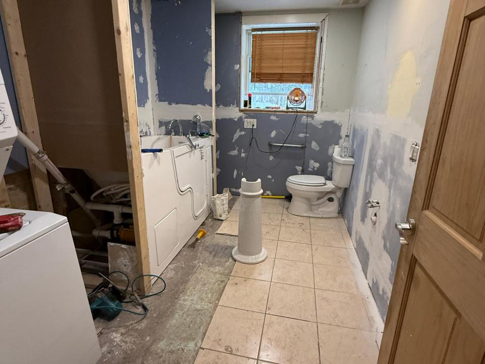 HomeOnIndianRock_Bathroom