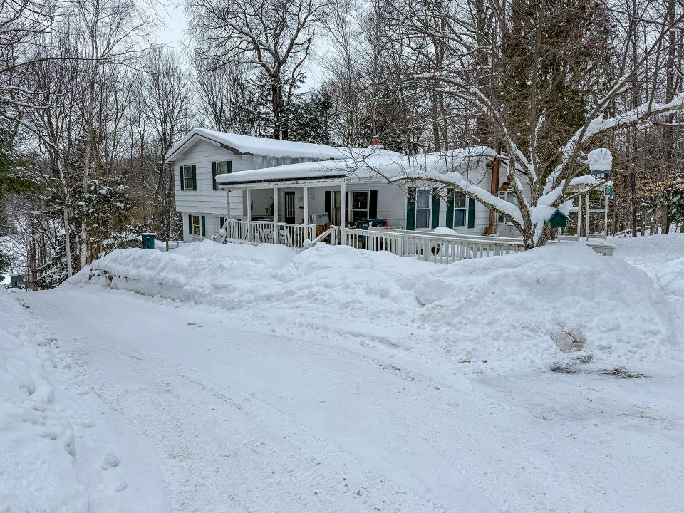 HomeOnIndianRock_Exterior_Driveway