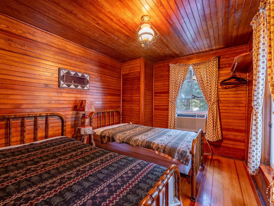 HemlockLedgeCamp_Bunkhouse_Bedroom1