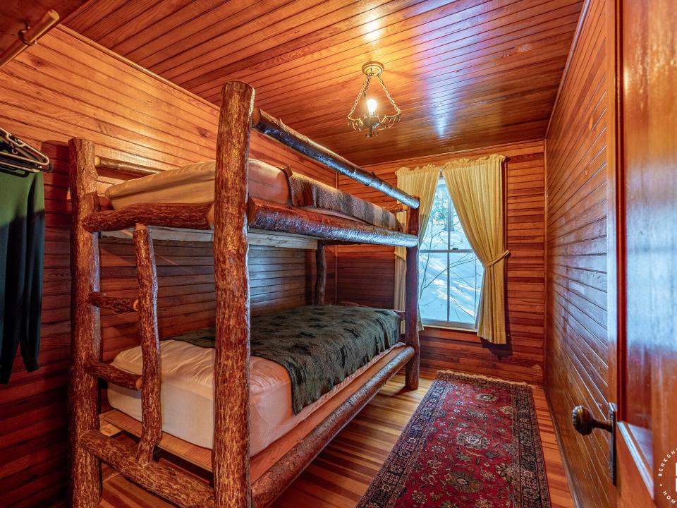 HemlockLedgeCamp_Bunkhouse_Bedroom2