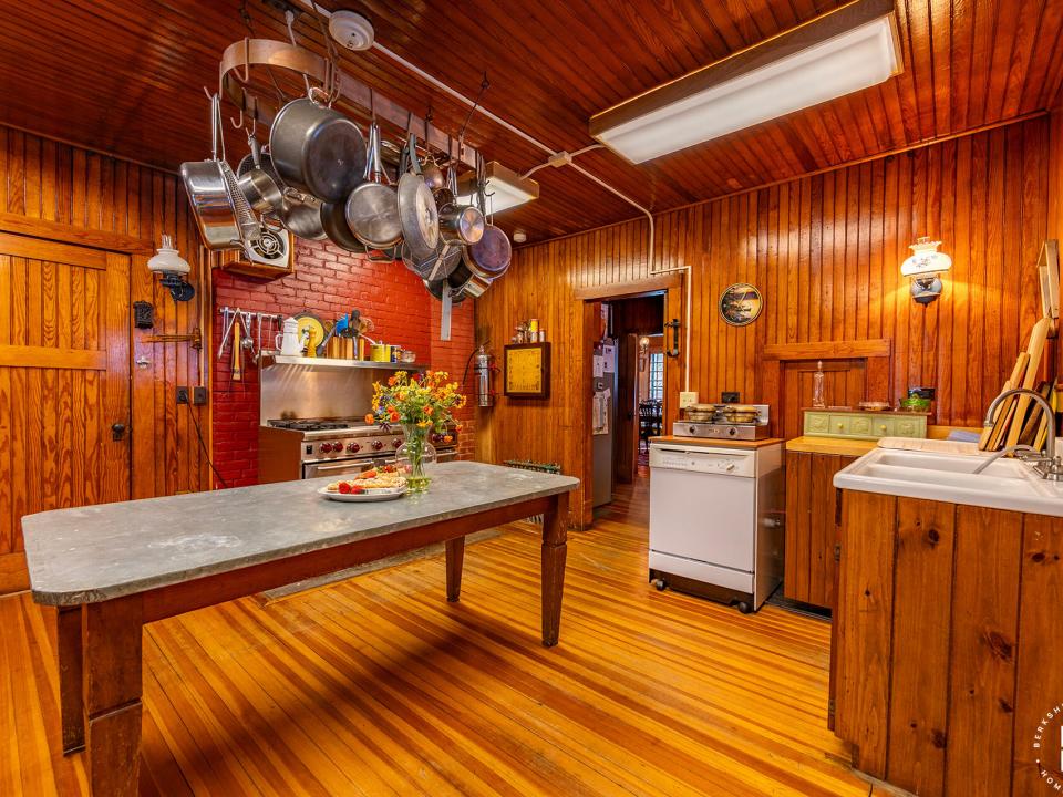 HemlockLedgeCamp_Kitchen_From_Entry