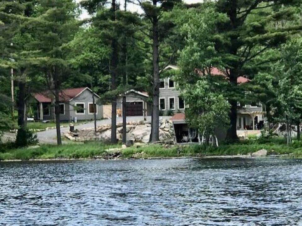 8F5FA961-13D2-49F0-B807-F35F07A41B67_1_2