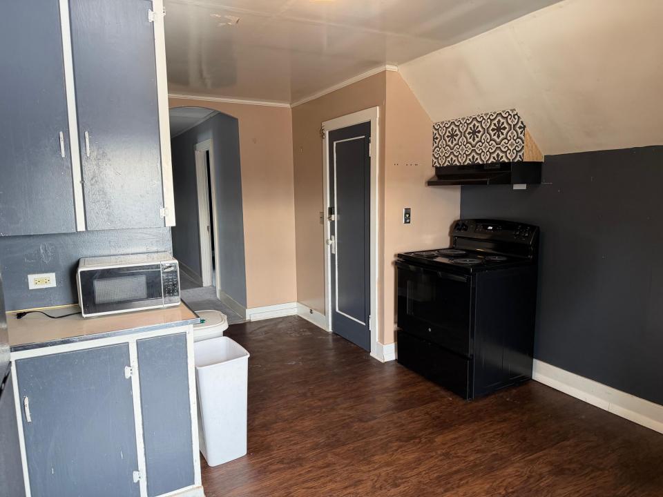 3012 Main apt kitchen