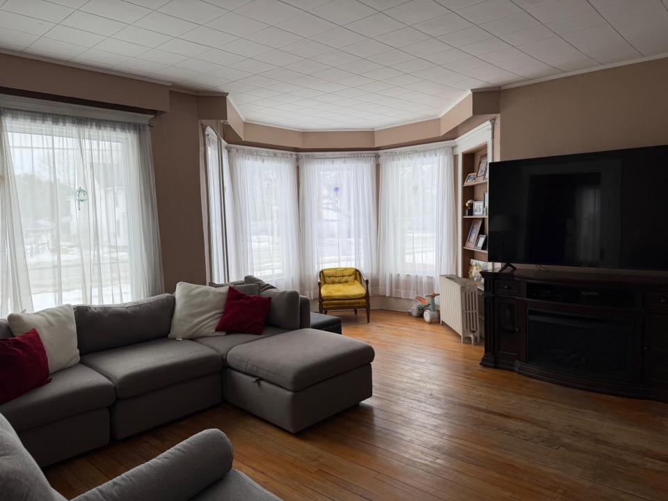 3012 Main livingroom