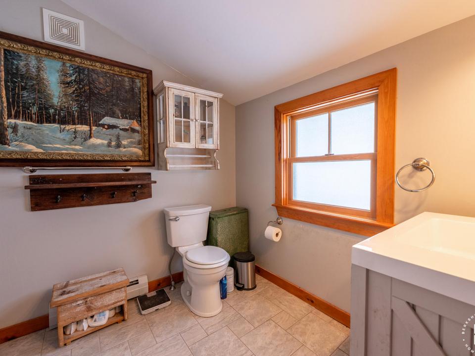 EssexHomeNearTheFerry_Bathroom1