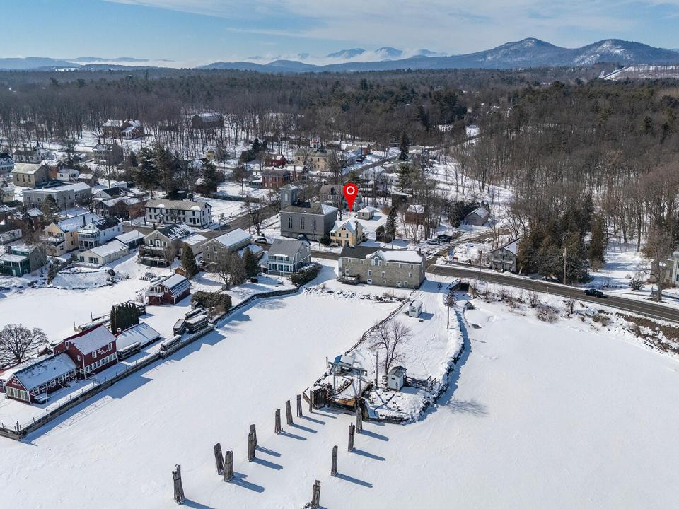 EssexHomeNearTheFerry_A_Prop_From_Lake_R