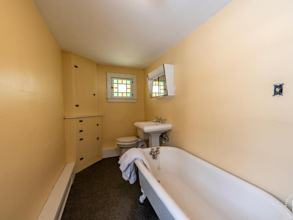 EssexHomeNearTheFerry_Bathroom2