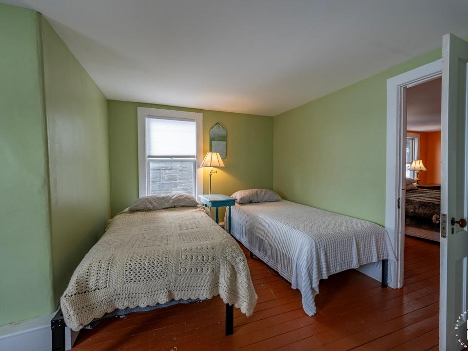 EssexHomeNearTheFerry_Bedroom2