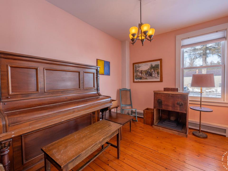 EssexHomeNearTheFerry_PianoRoom