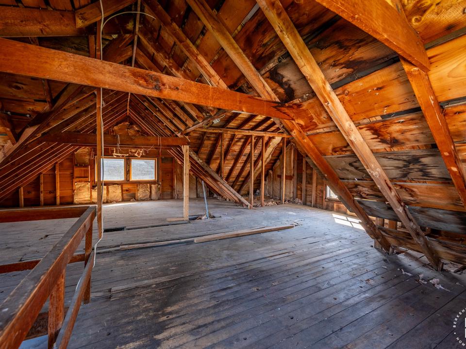 EssexHomeWithLakeViews_S_Attic