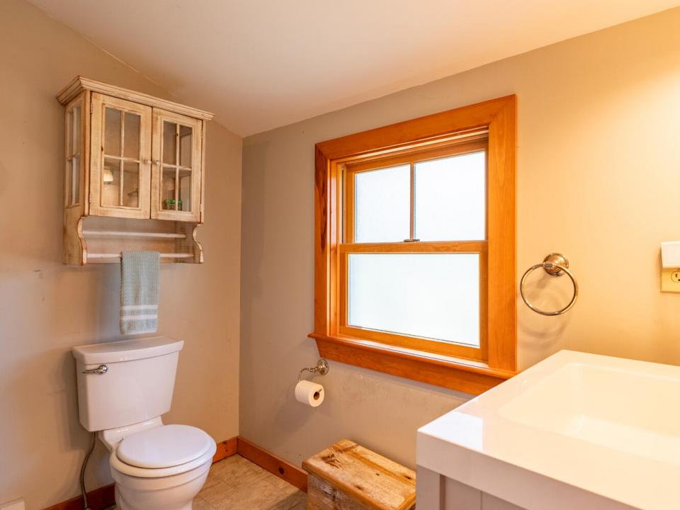 EssexHomeWithLakeViews_S_Bathroom1_Vanit