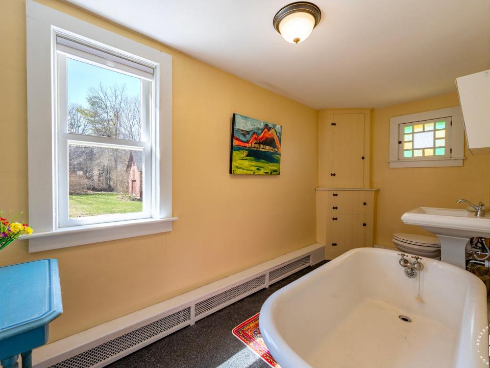 EssexHomeWithLakeViews_S_Bathroom2