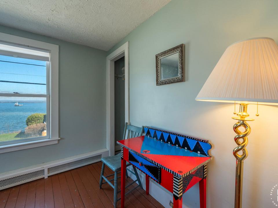 EssexHomeWithLakeViews_S_Bedroom3_Desk