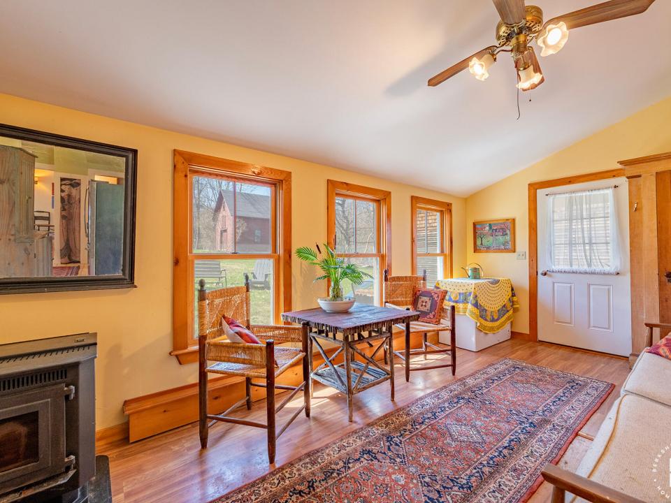 EssexHomeWithLakeViews_S_Entry_Table