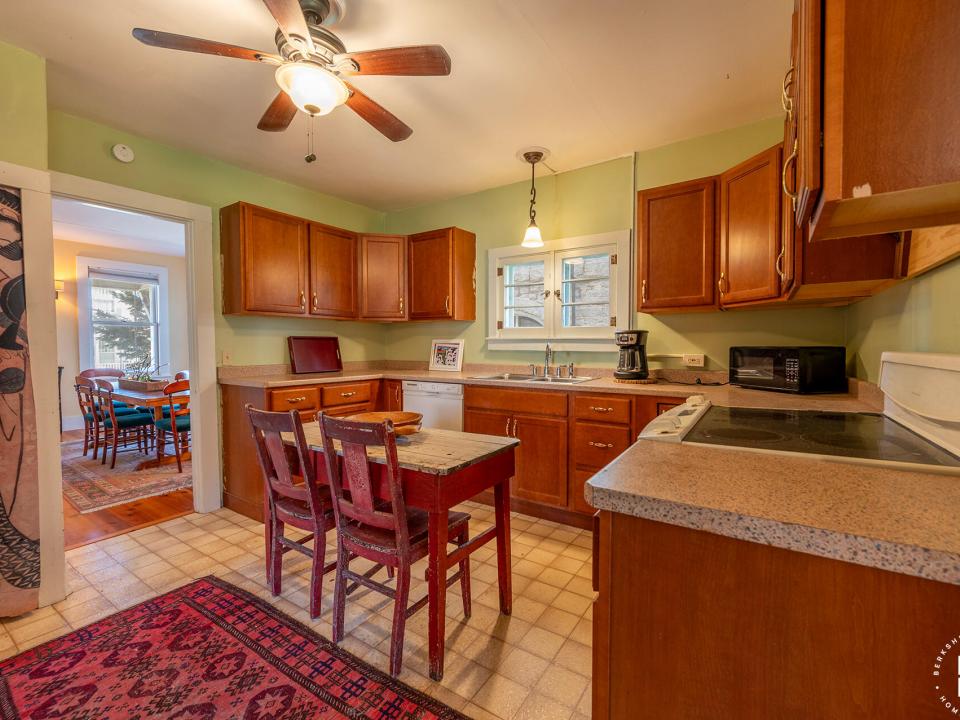 EssexHomeWithLakeViews_S_Kitchen