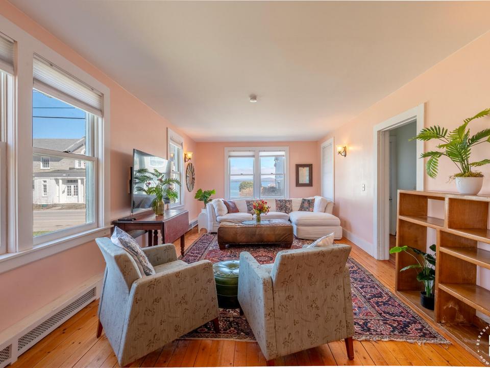 EssexHomeWithLakeViews_S_LR_From_Piano