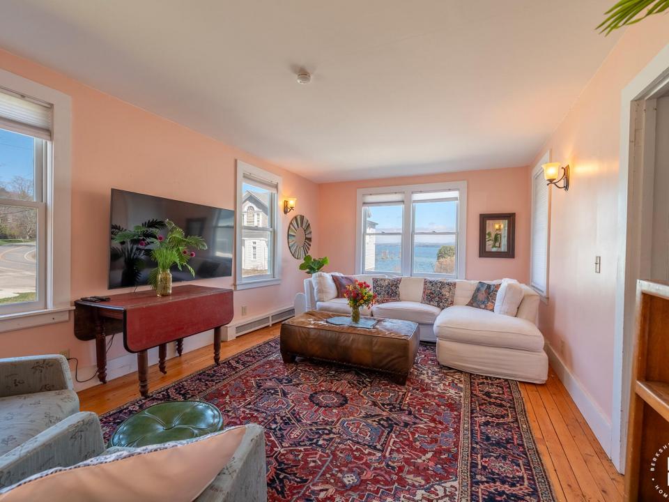 EssexHomeWithLakeViews_S_LR