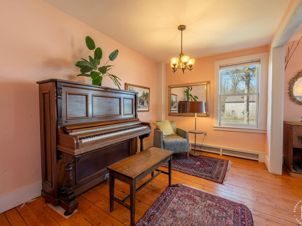 EssexHomeWithLakeViews_S_Piano