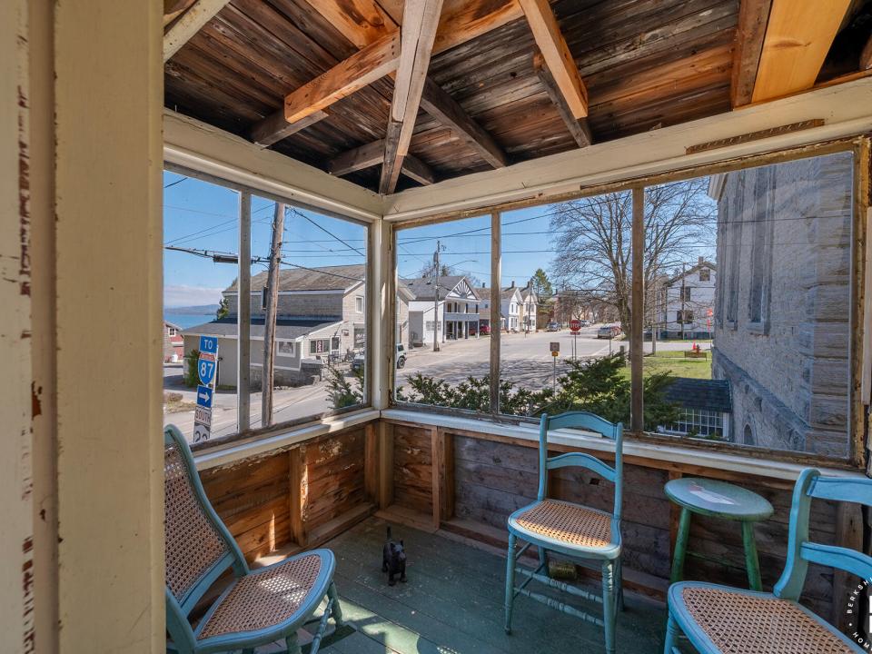 EssexHomeWithLakeViews_S_ScreenedPorch